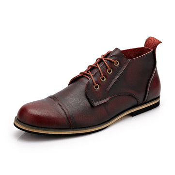 De grands hommes de grandeur les bottes d'affaires formelles lacent des chaussures d'orteil montrées les chaussures décontractées